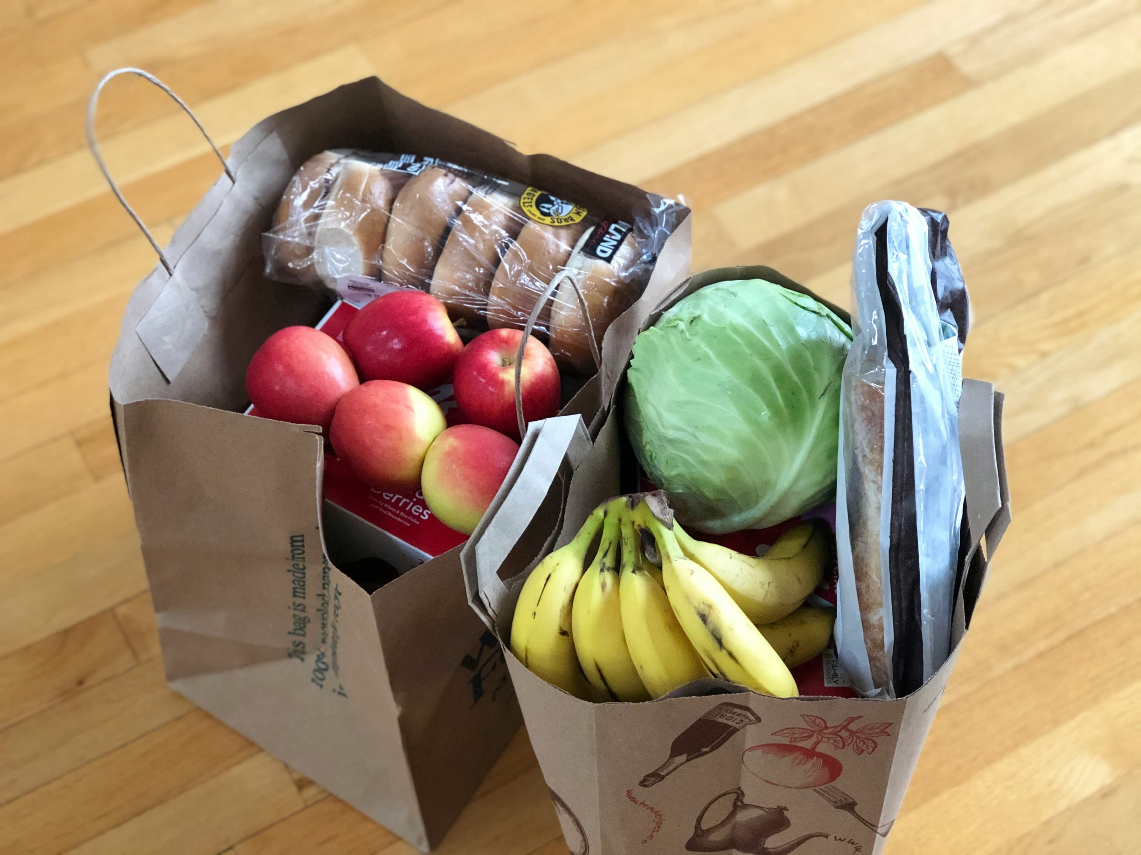 Bolsas de compras con frutas, pan y productos frescos listas para entregar
